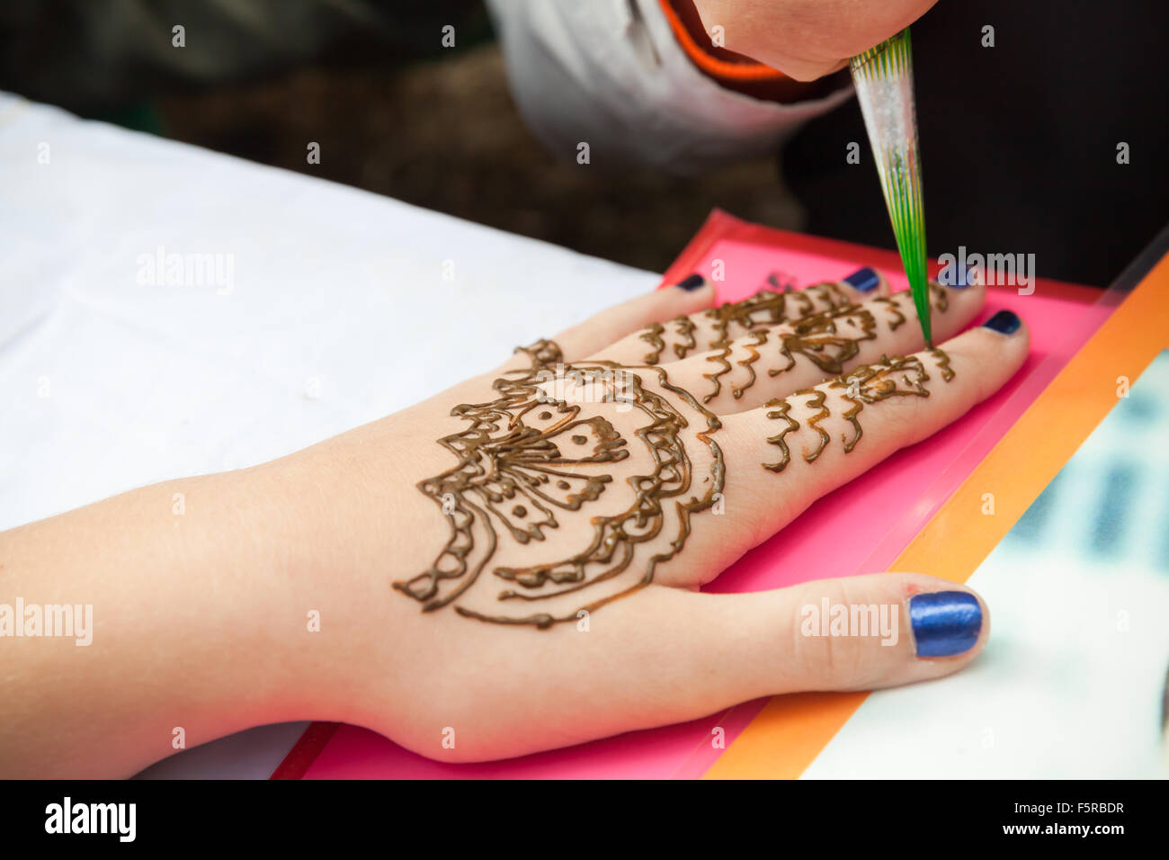 Sankt-Petersburg, Russland-19. Juli 2015: Henna-Paste oder Mehndi Anwendung an Hand der Frau, traditionelle indische Naturfell Dekor Stockfoto