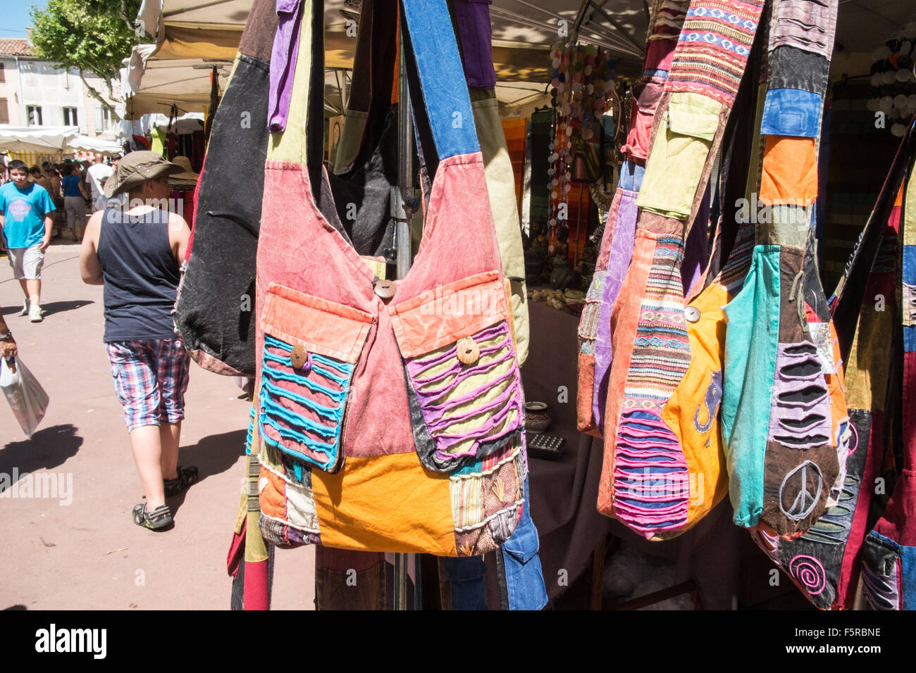Ethnische Hippie Taschen bei Esperaza, Hippie, Markt, Sonntag, Aude, Frankreich, Süden, Eco Stockfoto