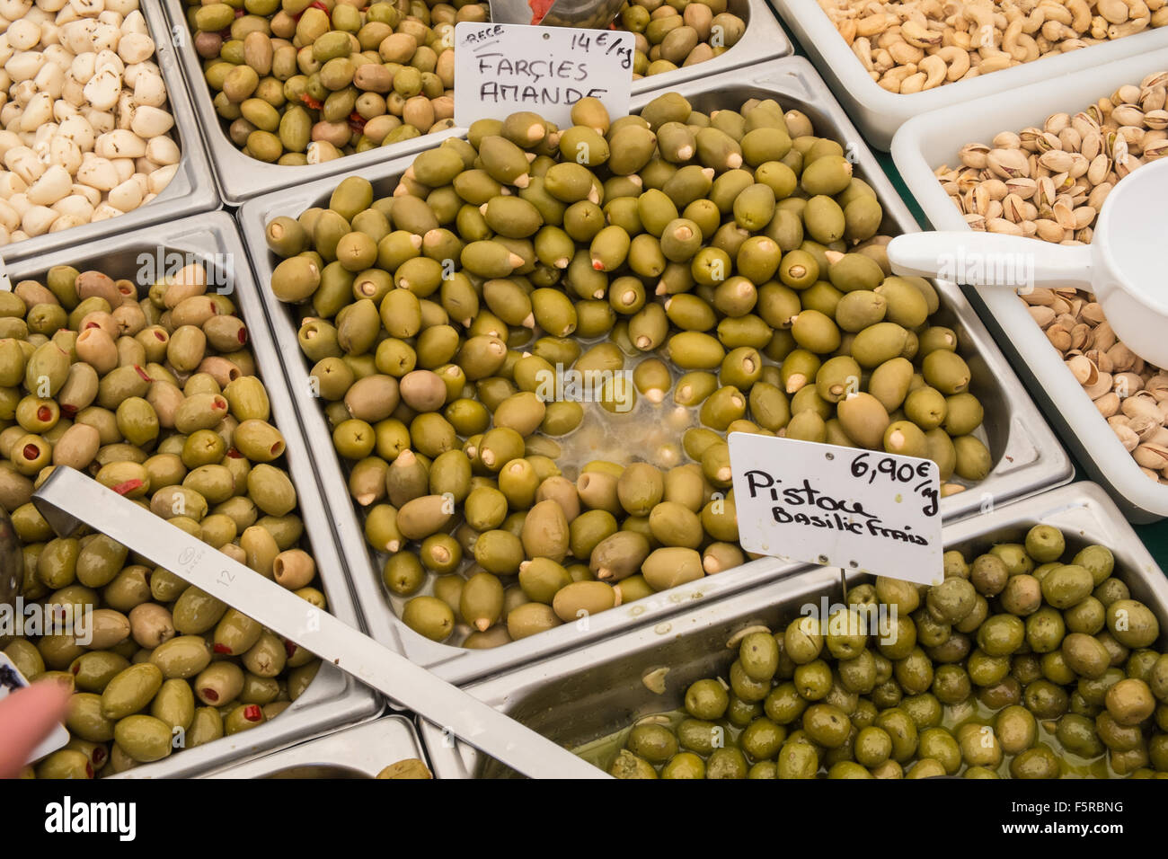 Frischen Oliven zum Verkauf an Farmers Market in Esperaza, Hippie, Markt, Sonntag, Aude, Frankreich, Süden, eco Stockfoto