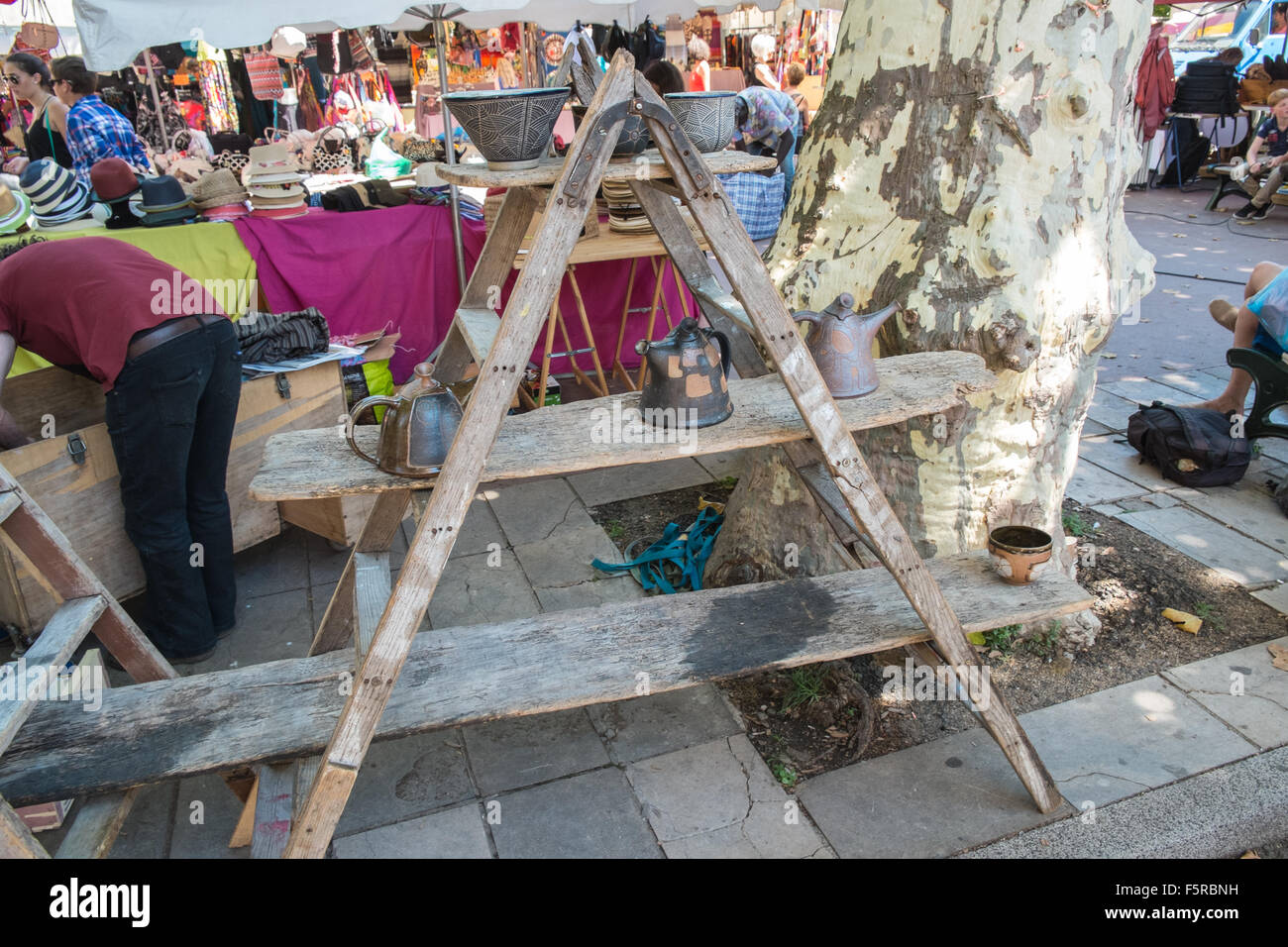 Keramik zum Verkauf in Esperaza, Hippie, Markt, Sonntag, Aude, Frankreich, Süden, eco Stockfoto