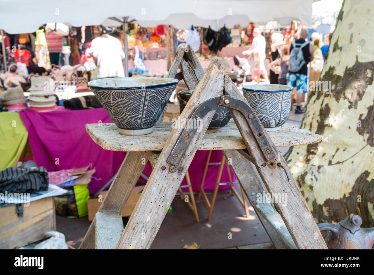 Keramik zum Verkauf in Esperaza, Hippie, Markt, Sonntag, Aude, Frankreich, Süden, eco Stockfoto