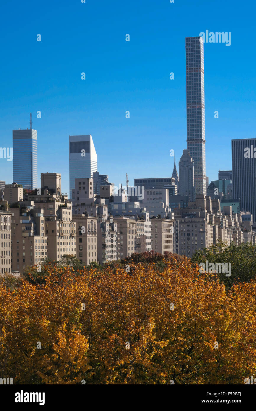 Central Park mit 432 Park Avenue im Hintergrund, NYC, USA Stockfoto