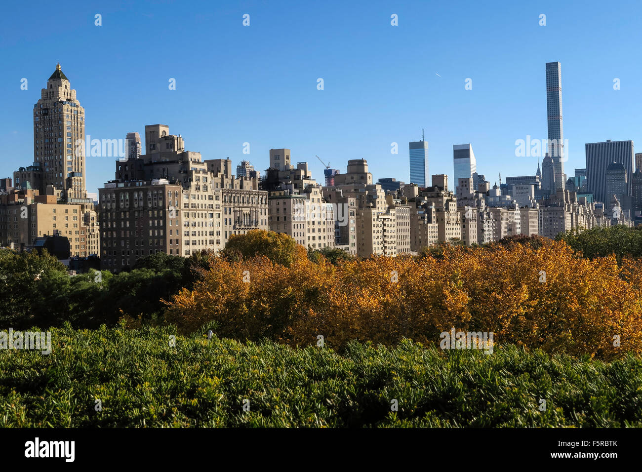 Central Park mit 432 Park Avenue im Hintergrund, NYC, USA Stockfoto