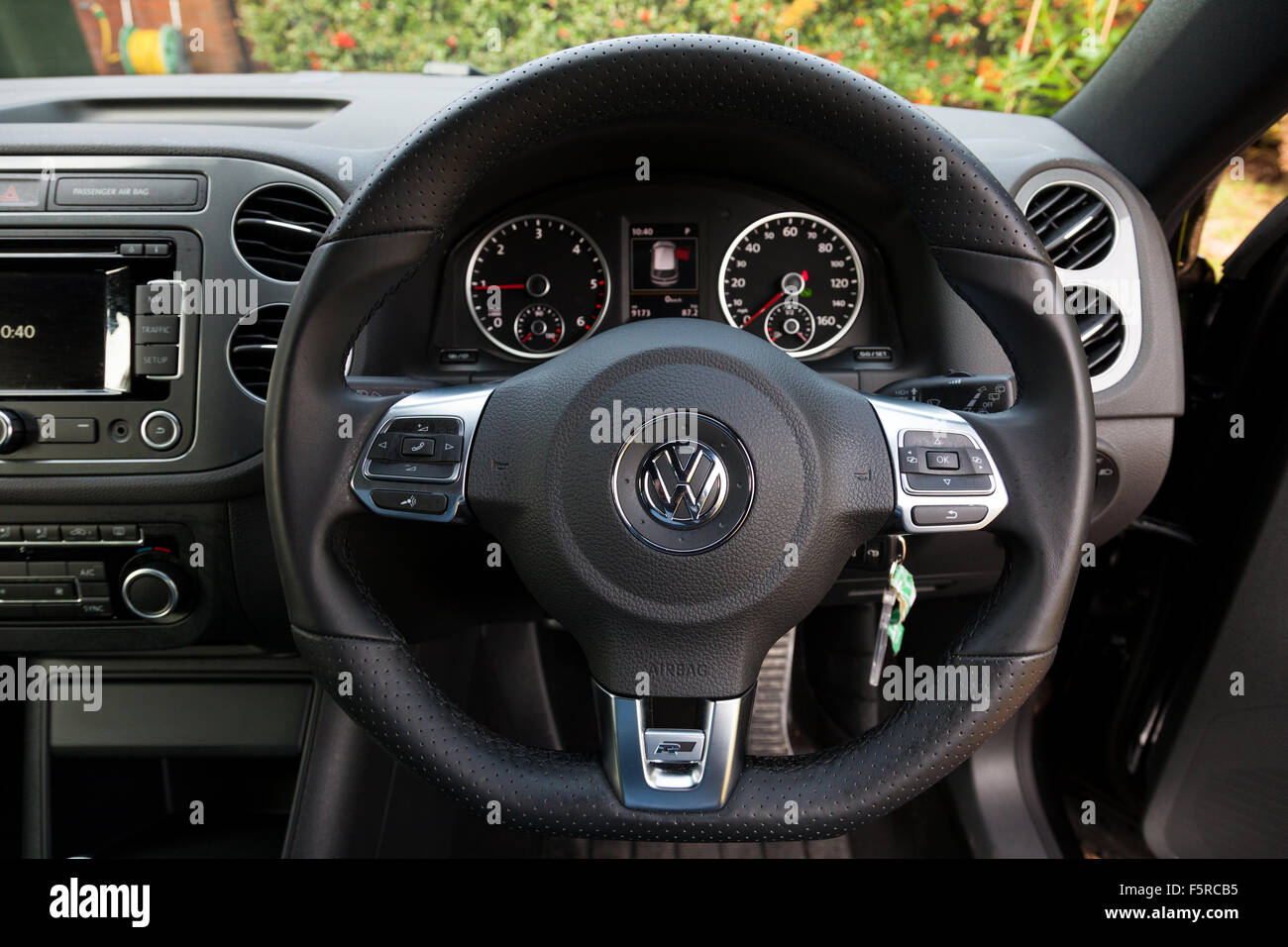 Das Innere eines Autos 2015 VW Tiguan 2.0 TDi BlueMotion Technology R-Line. Stockfoto