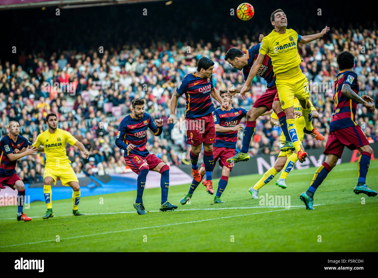 8. November 2015. Barcelona, Spanien: FC Barcelona Verteidigung gegen Villarreal CF in der Liga-Partie zwischen FC Barcelona und FC Villarreal CF im Camp Nou Stadion in Barcelona Stockfoto