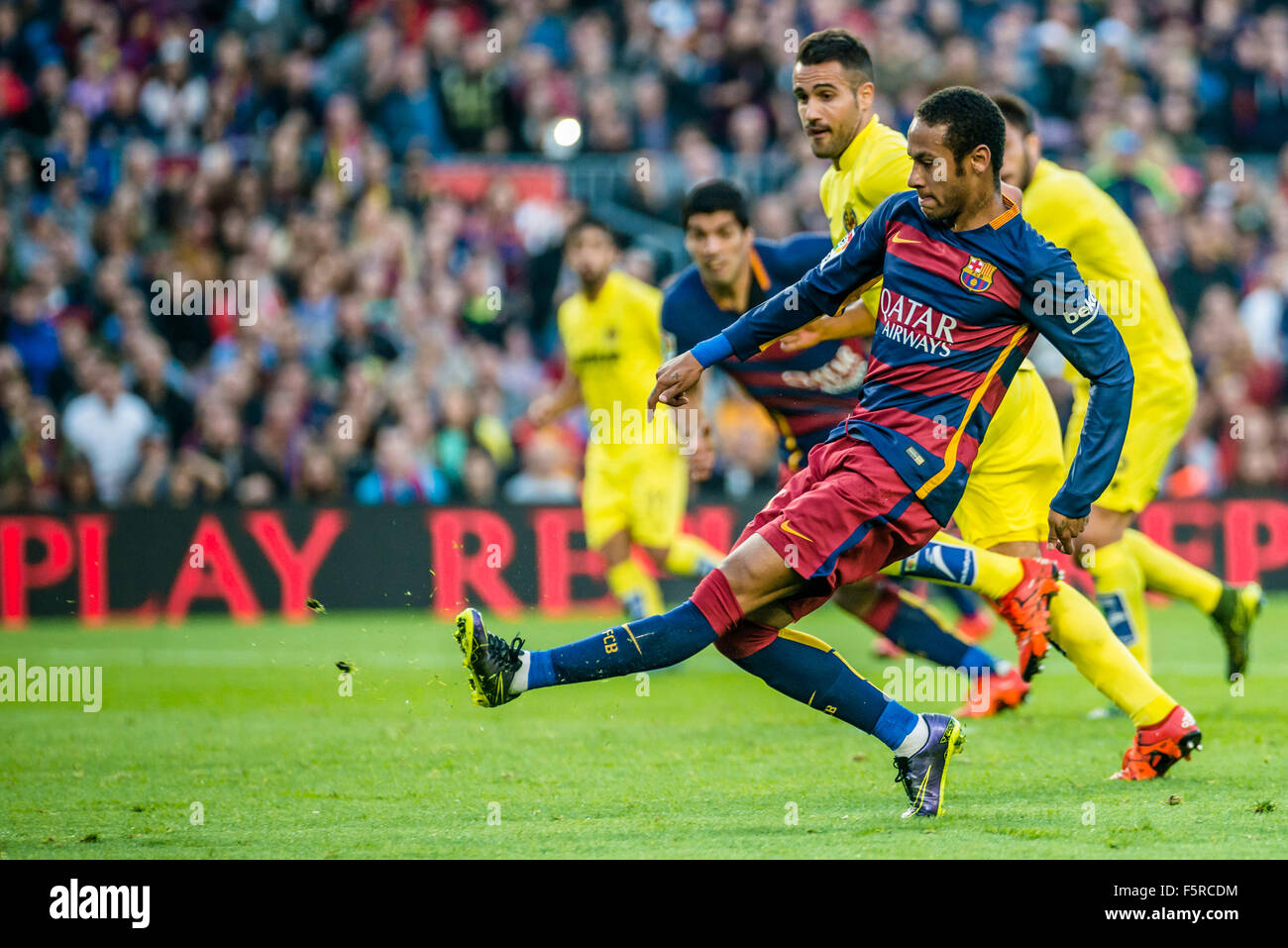 8. November 2015. Barcelona, Spanien: FC Barcelona nach vorne NEYMAR JR. schießt sein erste Tor in der Liga-Partie zwischen FC Barcelona und FC Villarreal CF im Camp Nou Stadion in Barcelona Stockfoto