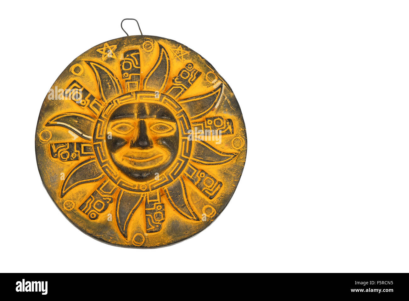 Mexikanische traditionelle gelbe Keramik Sonne Symbol Platte Souvenir isoliert auf weiss Stockfoto