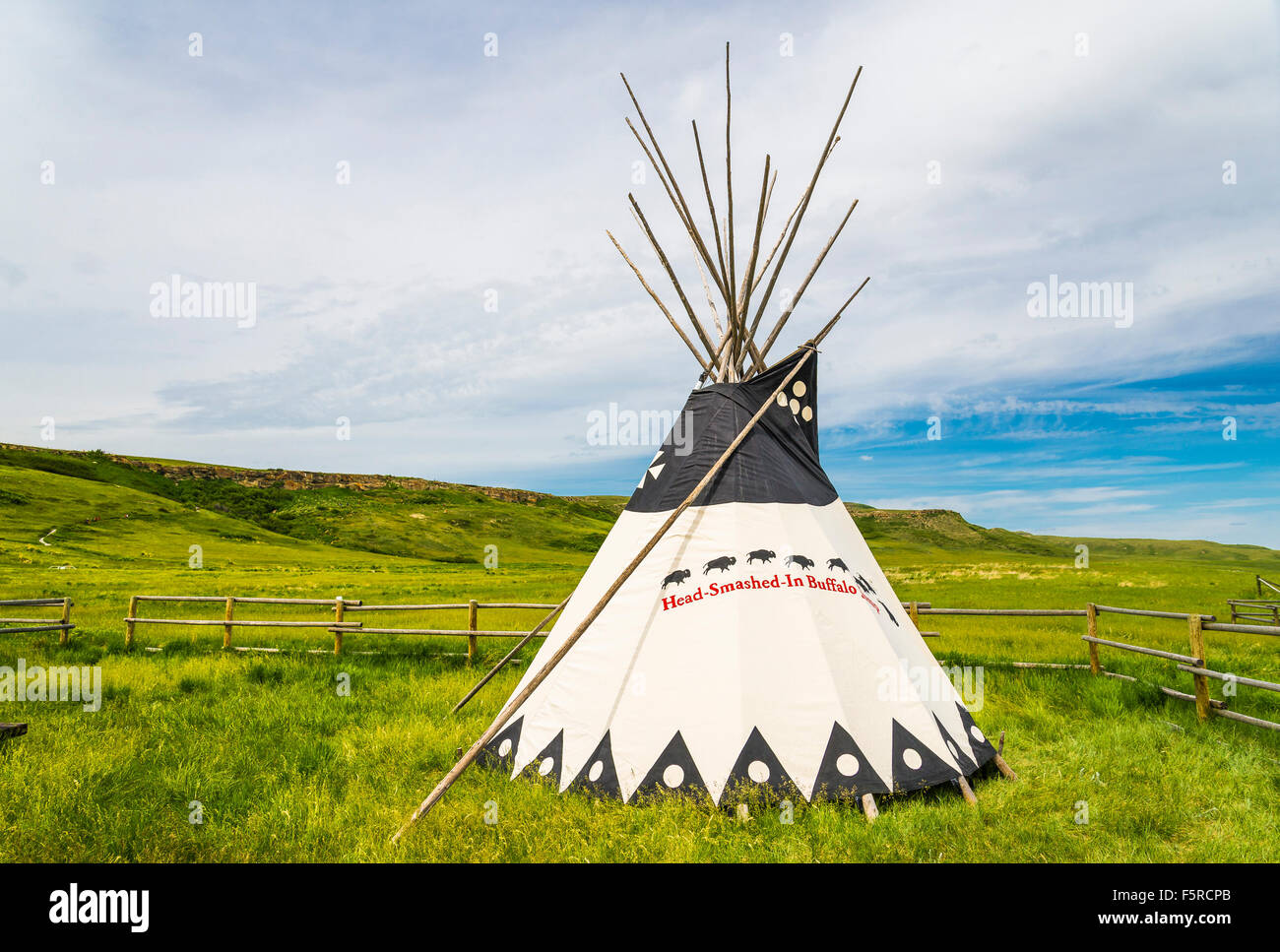 Tipi, Kopf zertrümmert in Buffalo Jump in der Nähe von Fort Macleod, Alberta, Kanada Stockfoto