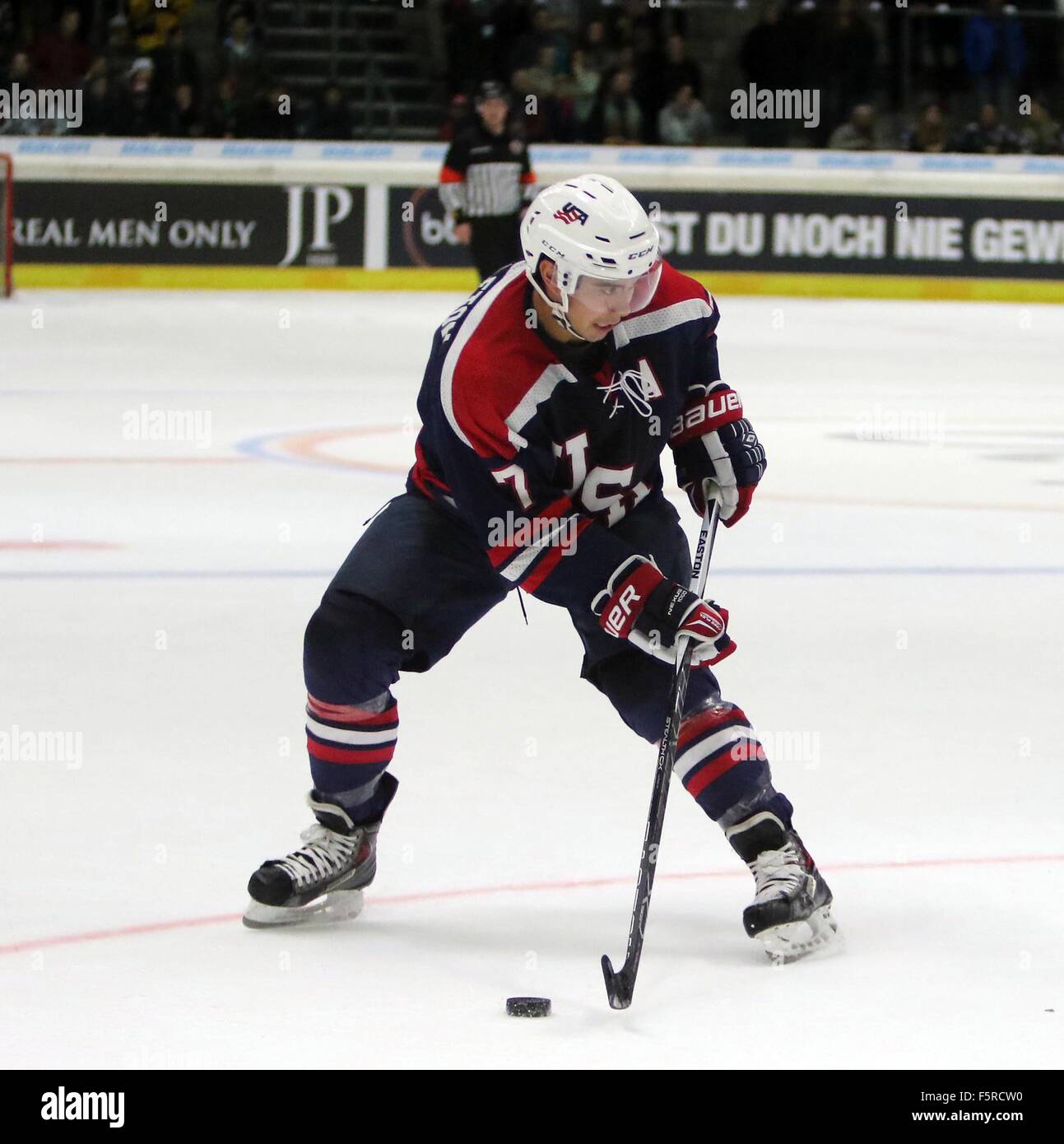 Aus Wie Vielen Spielern Besteht Eine Eishockeymannschaft Augsburg, Bayern, Deutschland. 8. November 2015. Tim STAPLETON (USA