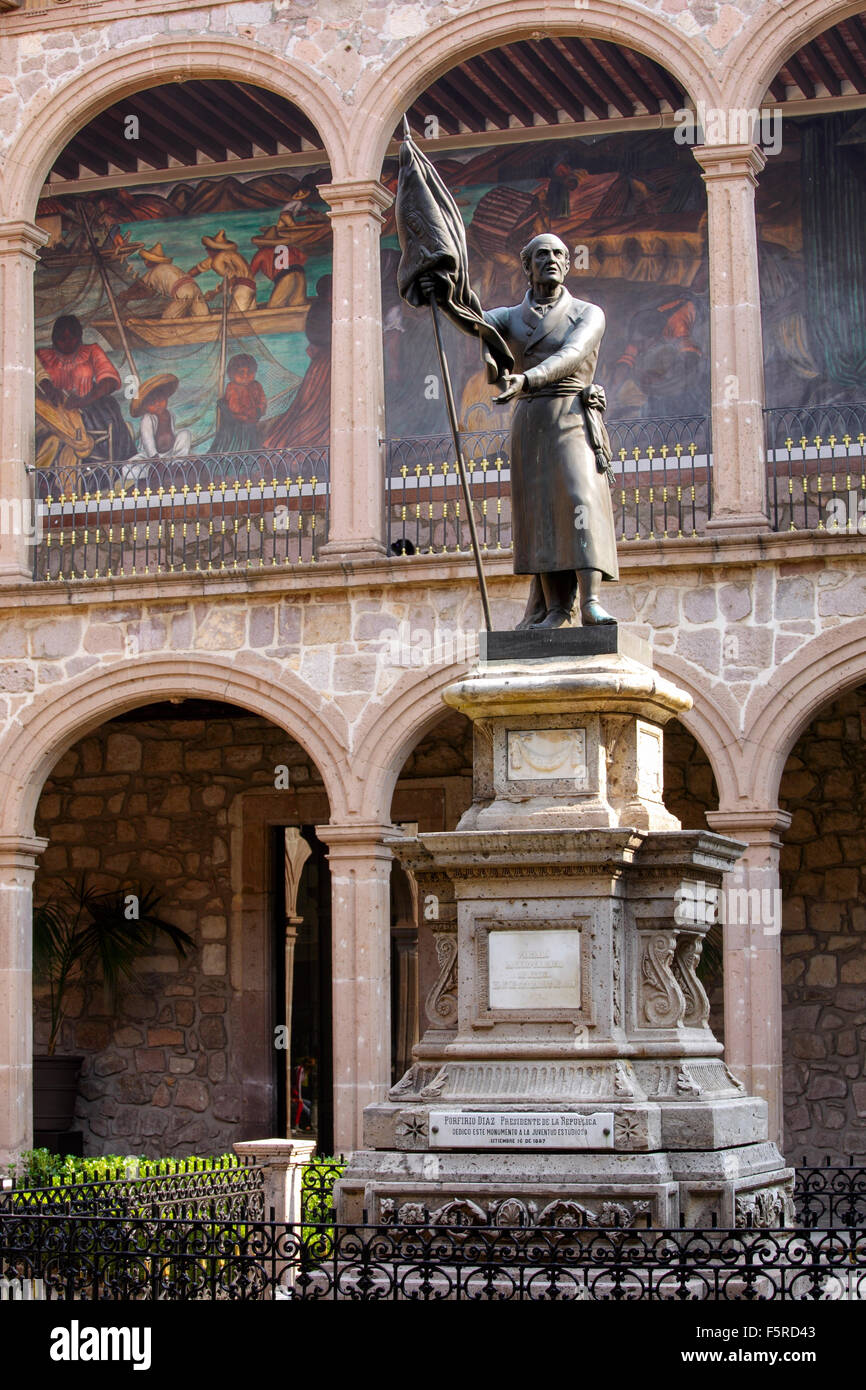 Statue von Unabhängigkeit Held Miguel Hidalgo und Wandmalereien im Colegio San Nicolas, Morelia, Michoacan, Mexiko. Stockfoto