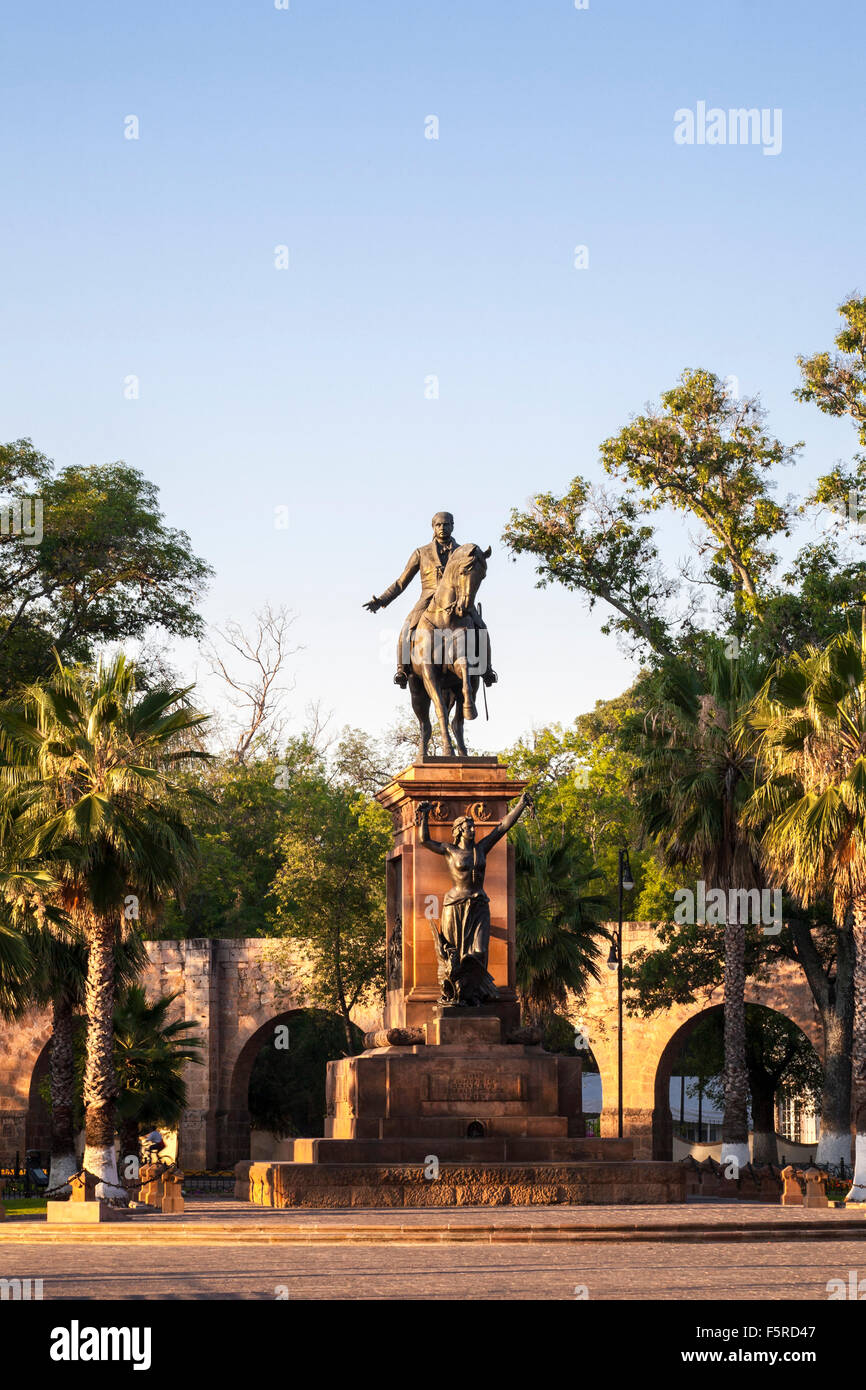 Statue von Unabhängigkeit Helden Jose Maria Morelos mit der Wasserleitung im Hintergrund in Morelia, Michoacan, Mexiko. Stockfoto