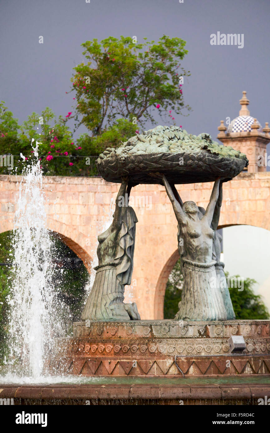 Tarascas Brunnen in der Nähe des Aquädukts in Morelia, Michoacan, Mexiko. Stockfoto