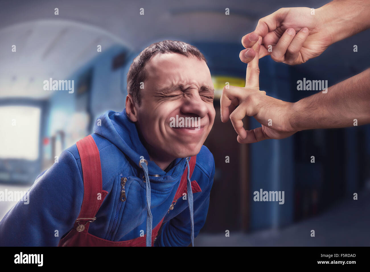 Ein junger Mann bekommt Ansporn auf der Stirn Stockfoto