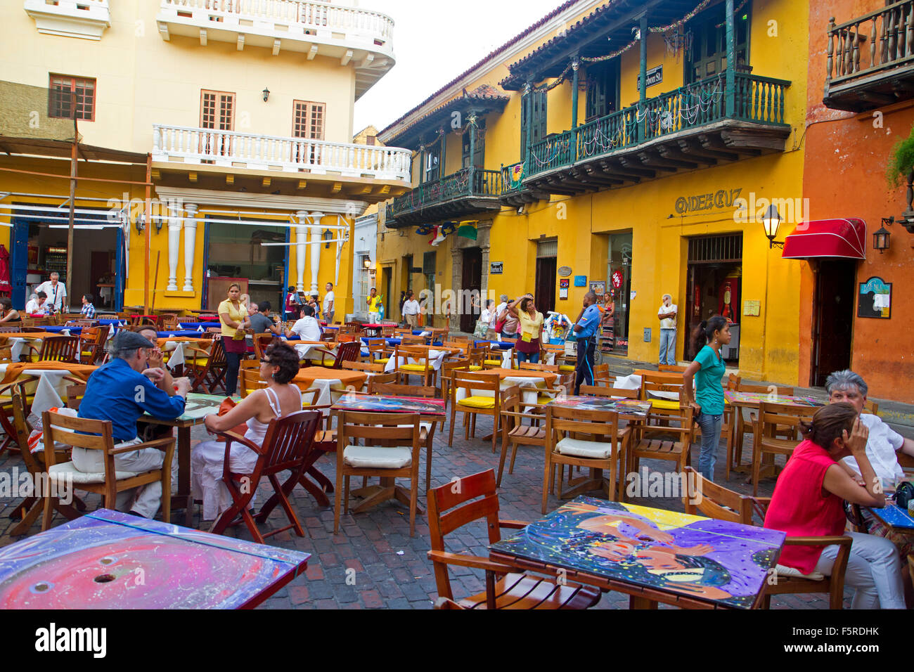 Restauranttische im Plaza Santo Domingo, Cartagena Stockfoto