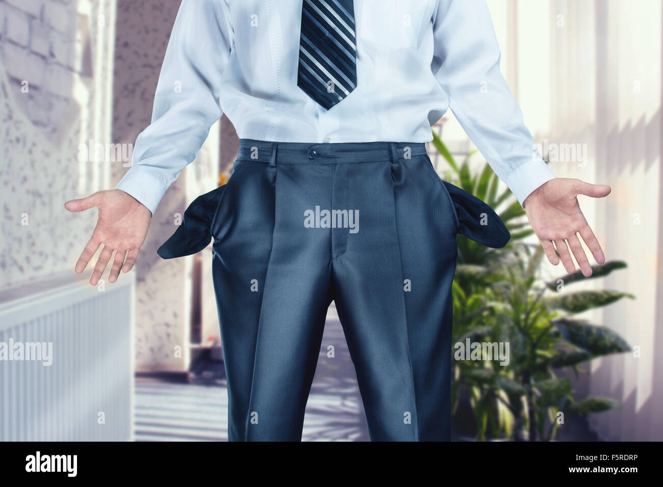 Geschäftsmann herausziehen leeren Taschen im Büro Stockfoto