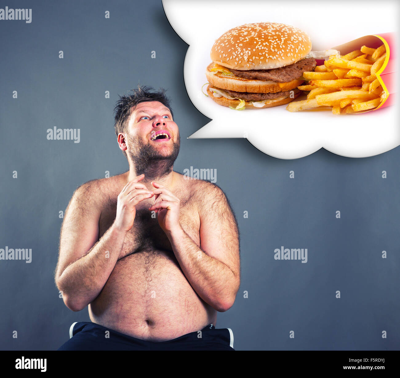 Dicker lustige Mann träumt Hamburger isoliert auf grau Stockfoto