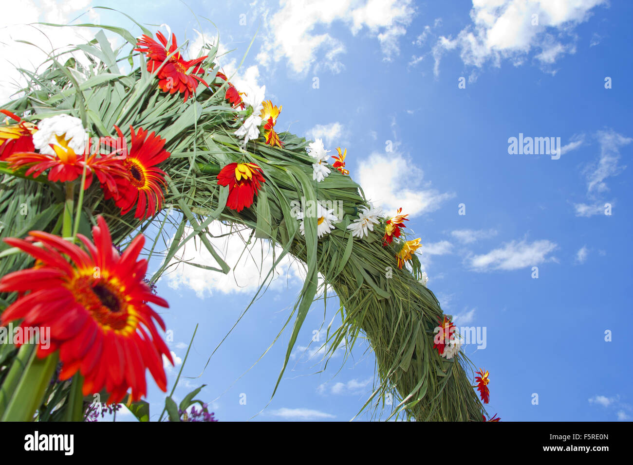 Braut Blumen Dekoration Bogen gegen blauen Himmel Stockfoto