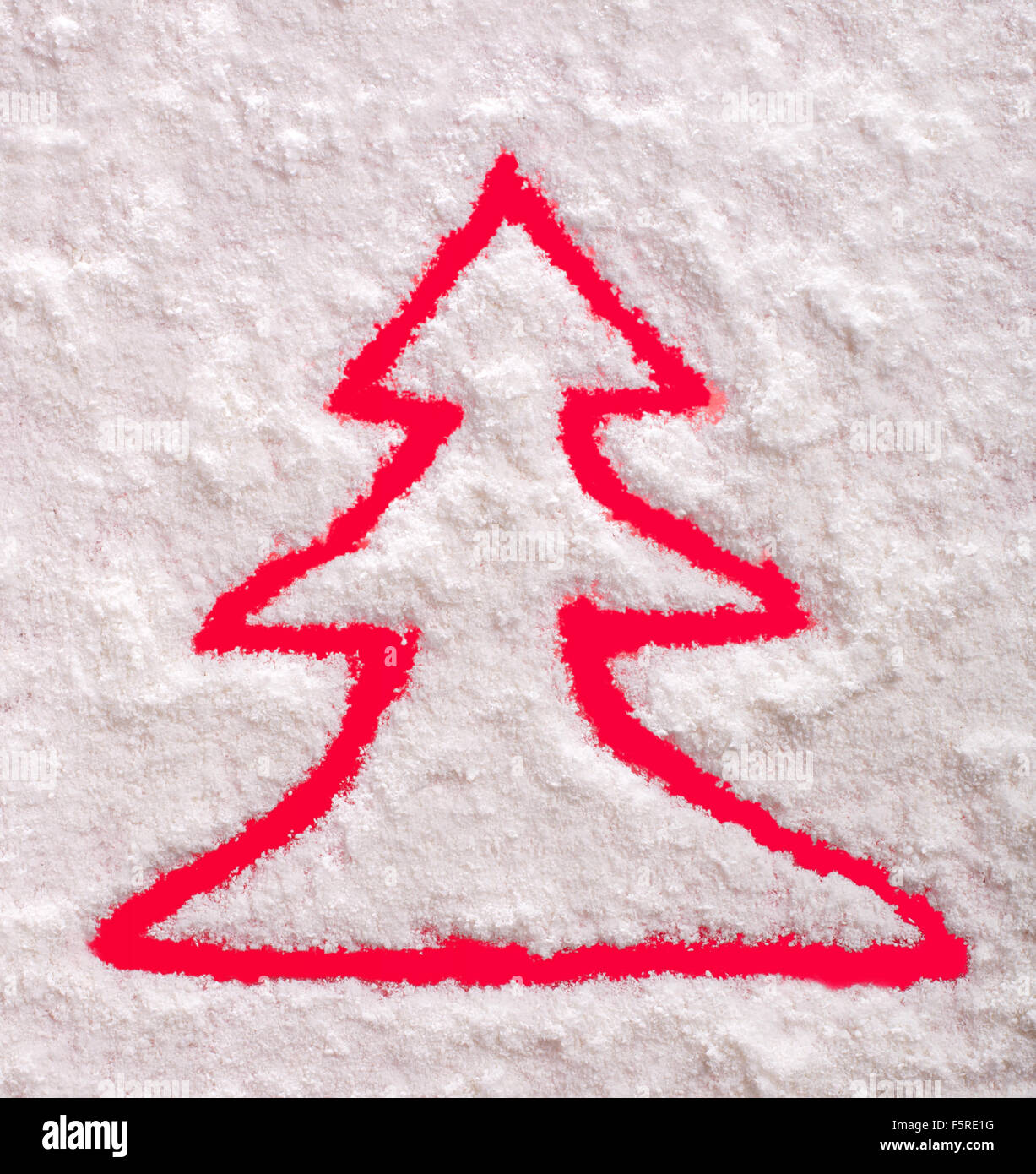Weihnachtsbaum-Symbol auf dem Schnee Stockfoto