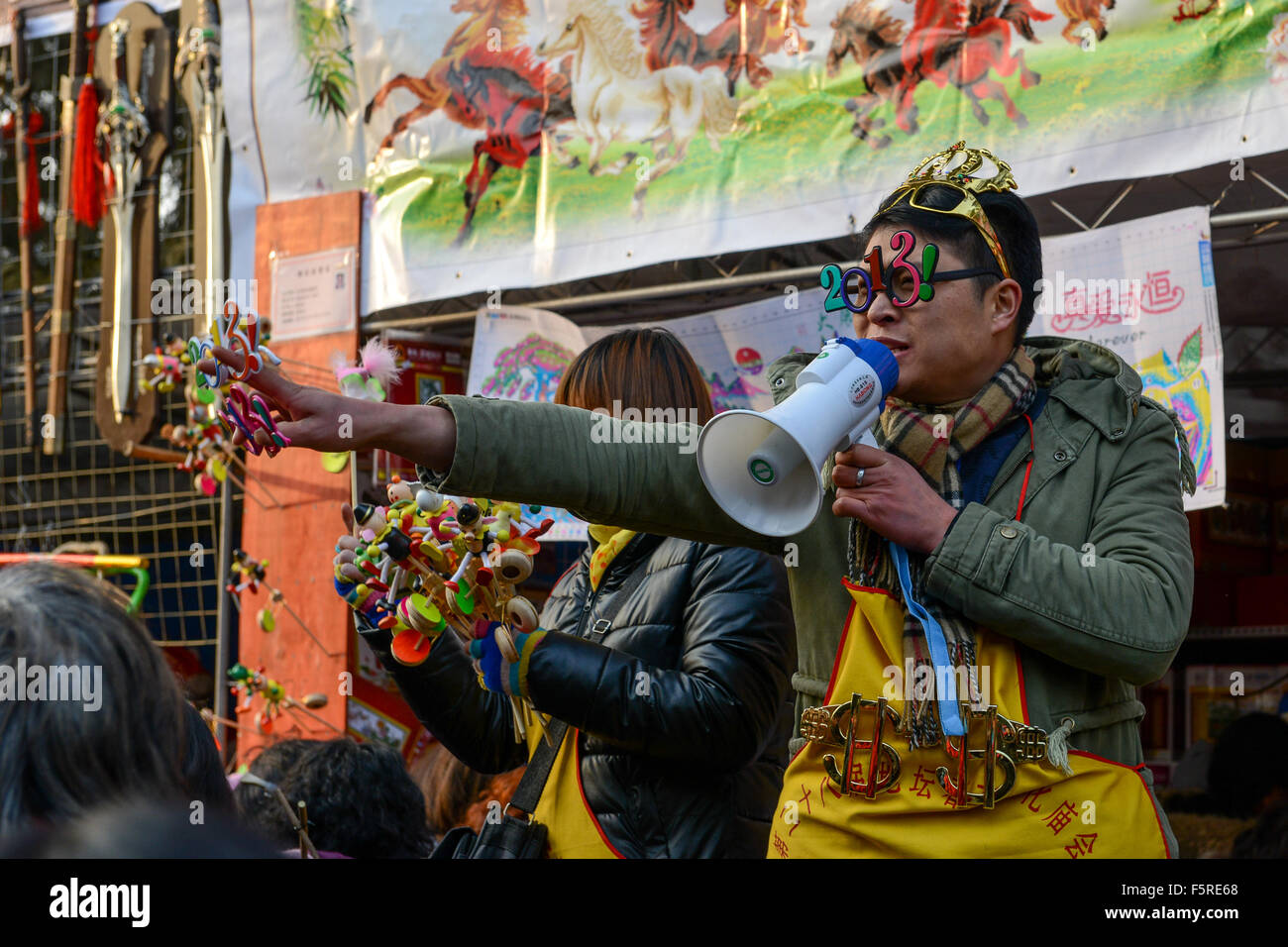Chinesischen Verkäufer tragen Kostüm Verkauf Spielzeug auf Ditan Temple Fair Chinese New Year Frühlingsfest Stockfoto
