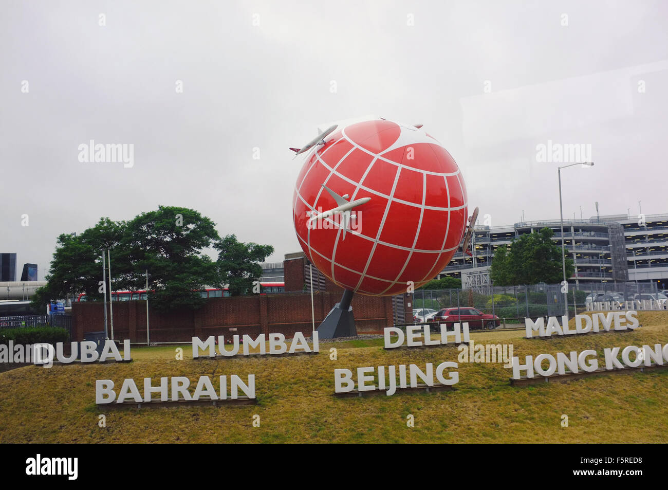 Der rote Turkish Airlines Globe auf der Straße außerhalb der Flughafen Heathrow in England. Stockfoto
