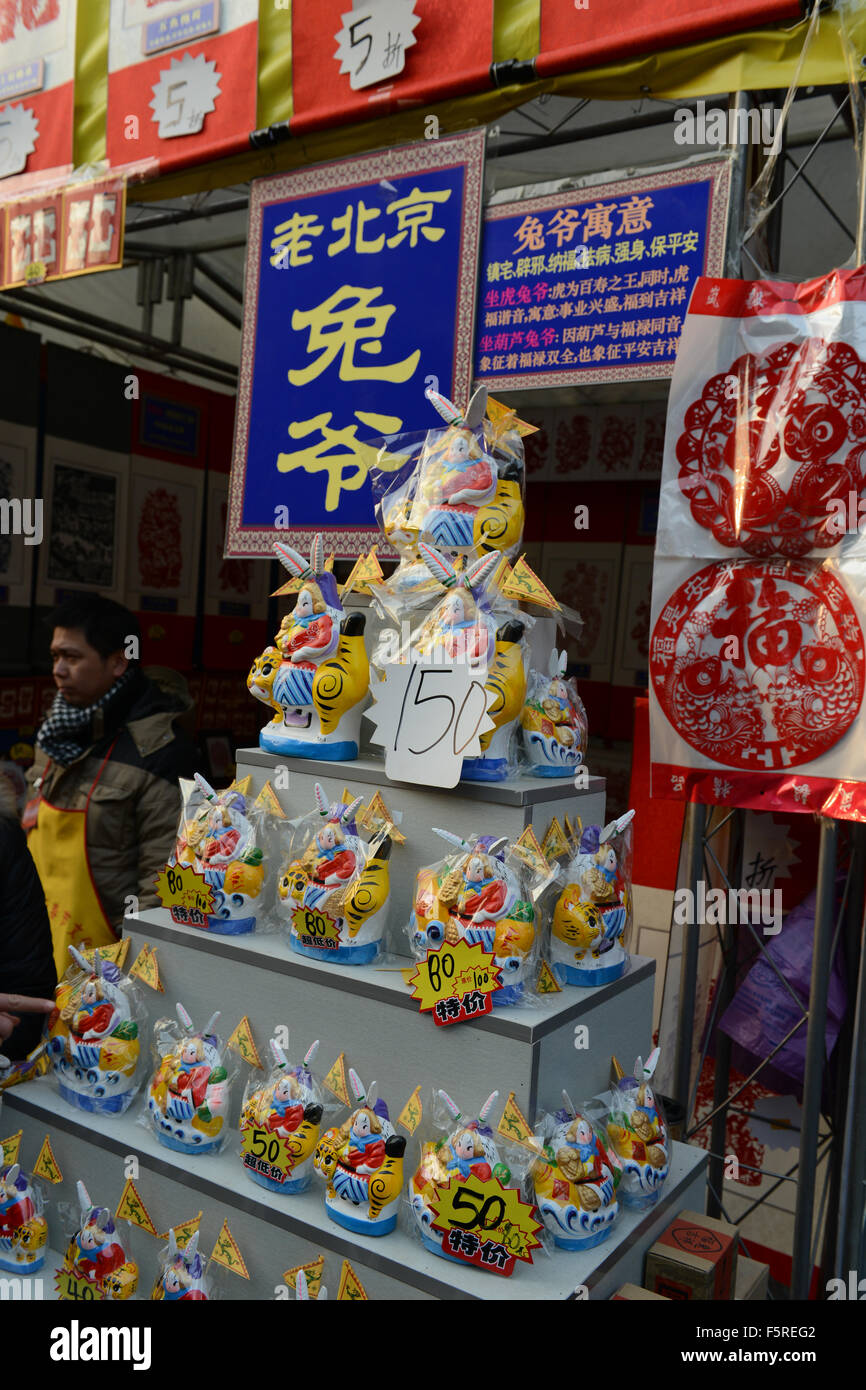 Kaninchen-Skulpturen verkauft Ditan Tempel Messe am chinesischen Neujahr Frühlingsfest Stockfoto