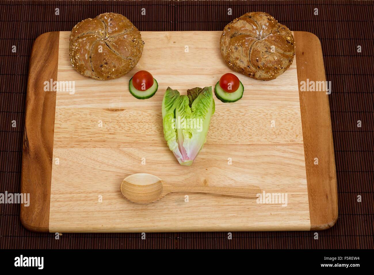 Pflanzlichen Smiley bereit für ein gesundes Essen Stockfoto