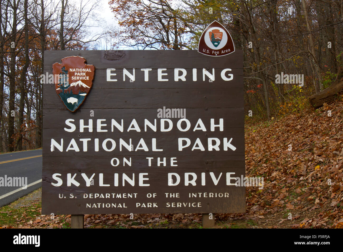 Waynesboro, VA, USA - 6. November 2015: Zeichen für die Eingabe von Shenandoah-Nationalpark und der Skyline Drive an Herbsttag. Stockfoto