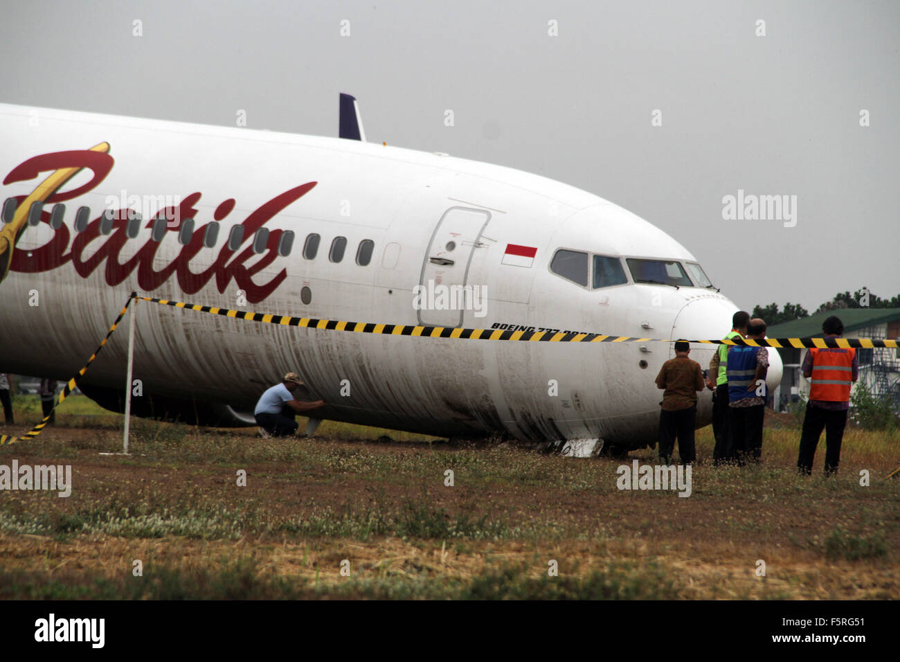 Yogyakarta, Indonesien. 6. November 2015. Offiziere untersuchen die Website der Batik Air Flugnummer ID6380 Absturz am Adisucipto International Airport. Das Flugzeug aus Jakarta, rutschte von der Landebahn bei der Landung durch heftige Regenfälle. © Slamet Riyadi/ZUMA Wire/ZUMAPRESS.com/Alamy Live-Nachrichten Stockfoto