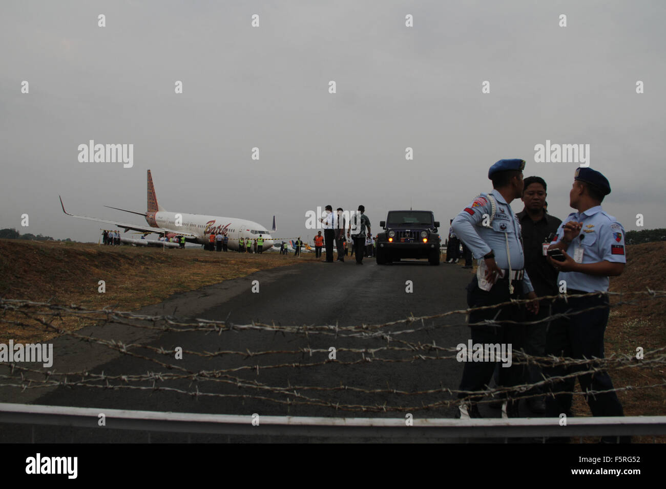 Yogyakarta, Indonesien. 6. November 2015. Offiziere untersuchen die Website der Batik Air Flugnummer ID6380 Absturz am Adisucipto International Airport. Das Flugzeug aus Jakarta, rutschte von der Landebahn bei der Landung durch heftige Regenfälle. © Slamet Riyadi/ZUMA Wire/ZUMAPRESS.com/Alamy Live-Nachrichten Stockfoto