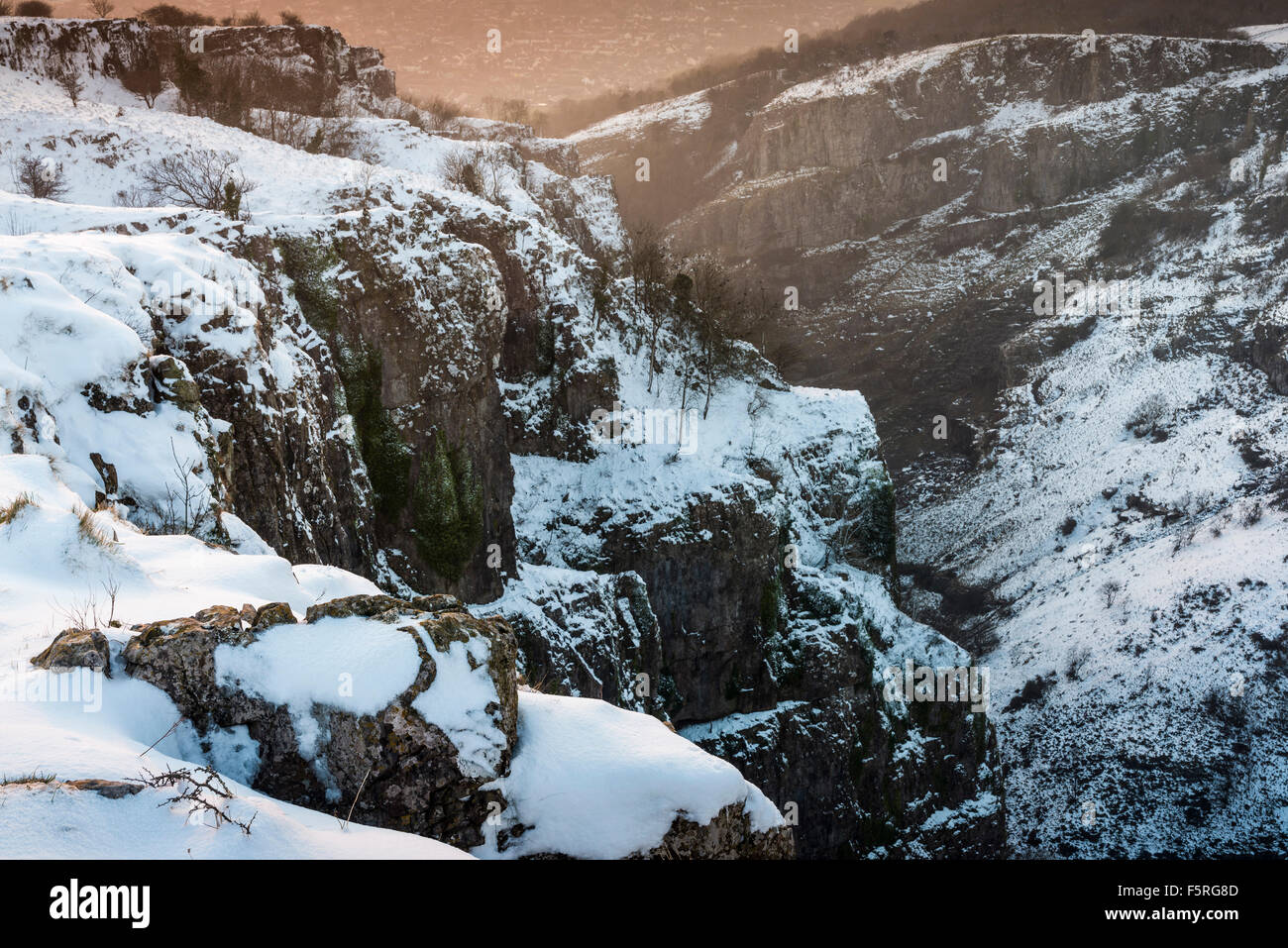 Ein Wintertag im Schnee bedeckt Cheddar Gorge in Somerset, England nach einer Periode der Schnee. Stockfoto