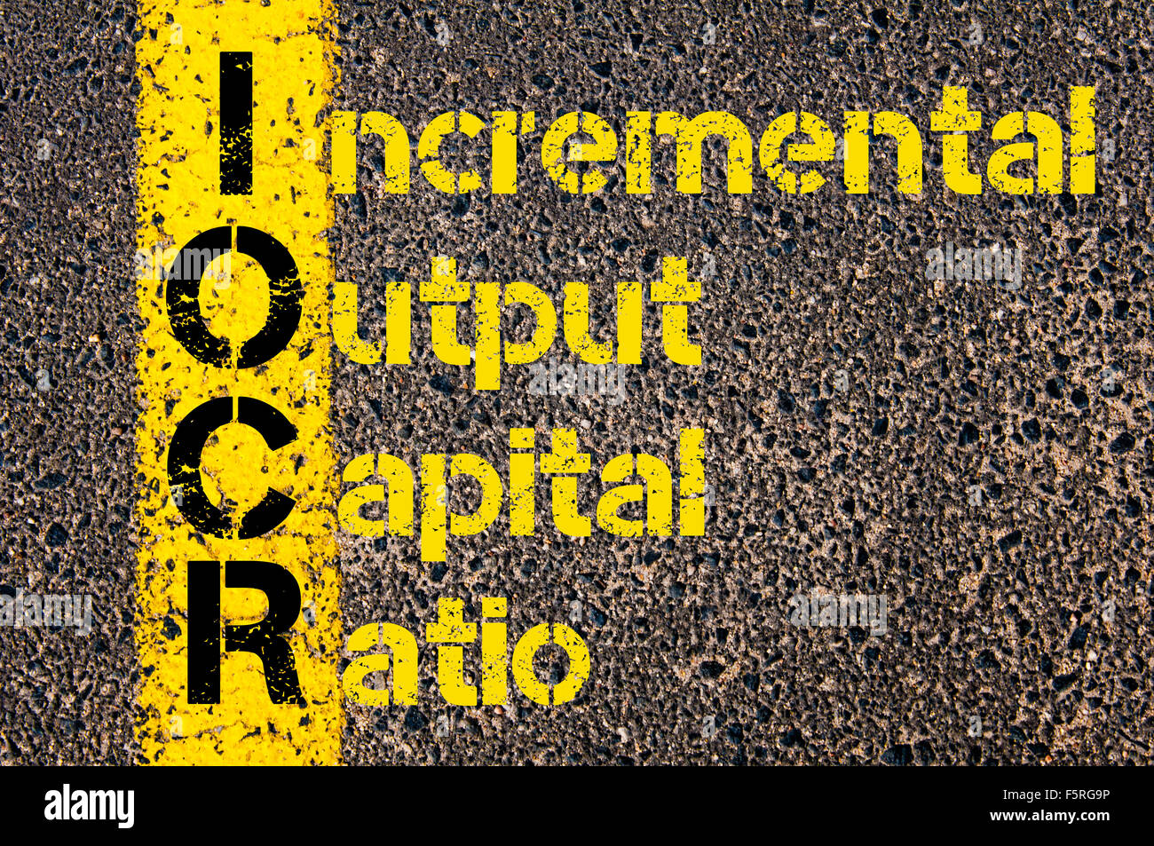 Konzept-Bild des Business Akronym IOCR als inkrementelle Ausgang-Capital-Quote über Straße Markierung gelber Farbe geschrieben. Stockfoto