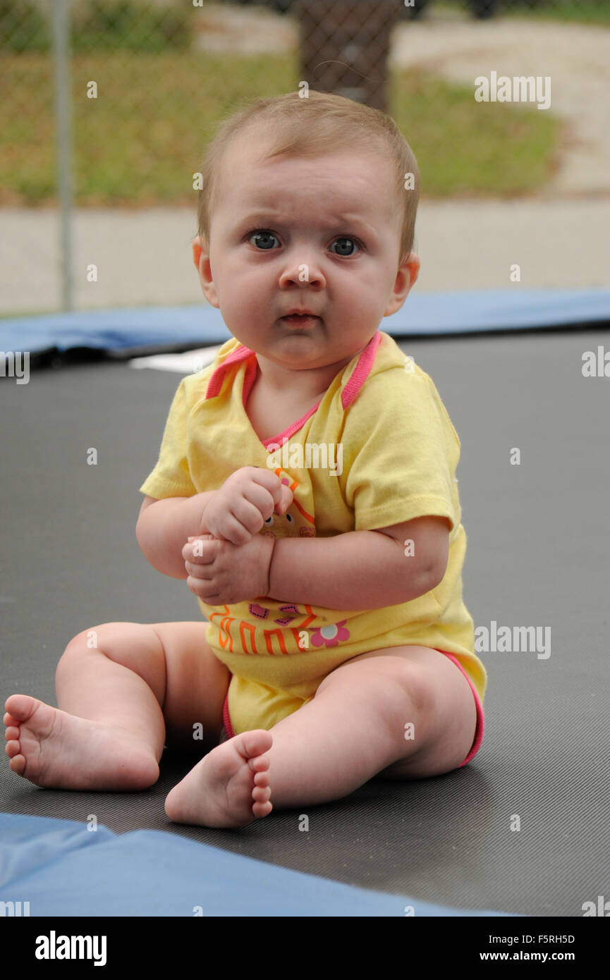 6 Monate altes Babymädchen runzelte die Stirn Stockfoto