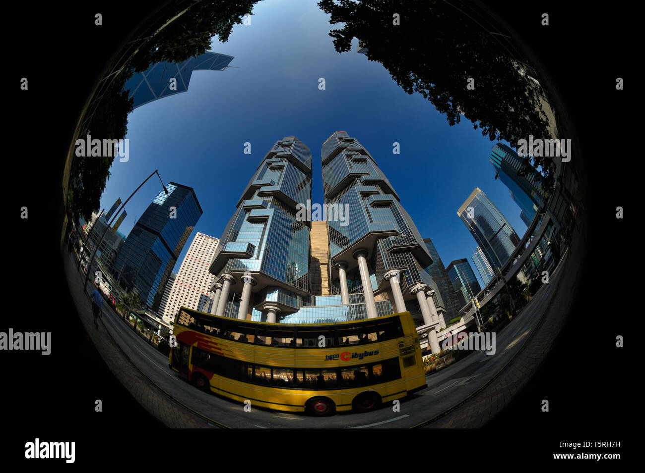 Einen gelben Doppeldecker-Bus vor dem Lippo Center, Hong Kong SAR Stockfoto