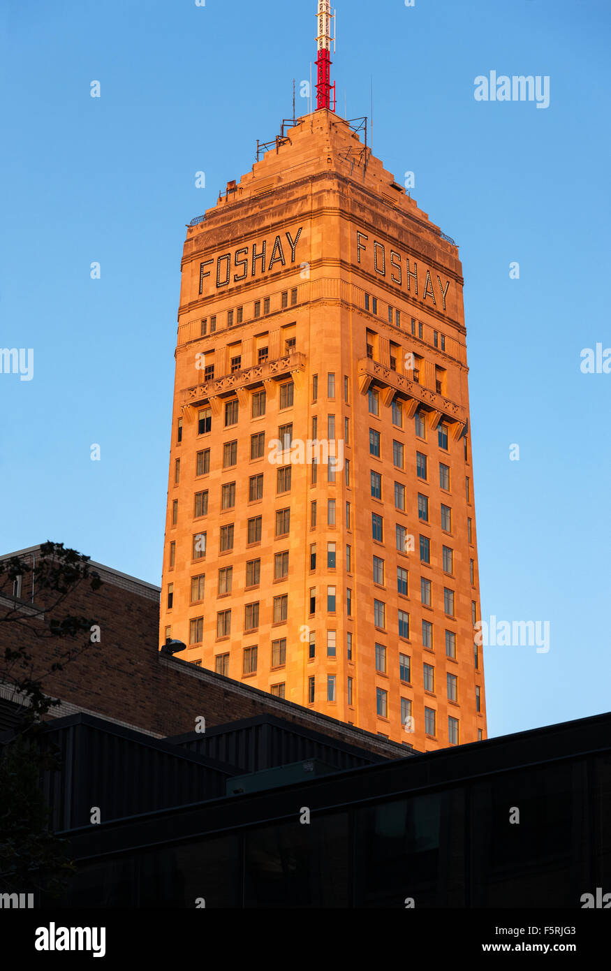 Minneapolis Foshay Tower, jetzt das Minneapolis Minnesota W Hotel (2008). Frühen Art Déco-Hochhaus (1929). Bei Sonnenuntergang. Stockfoto