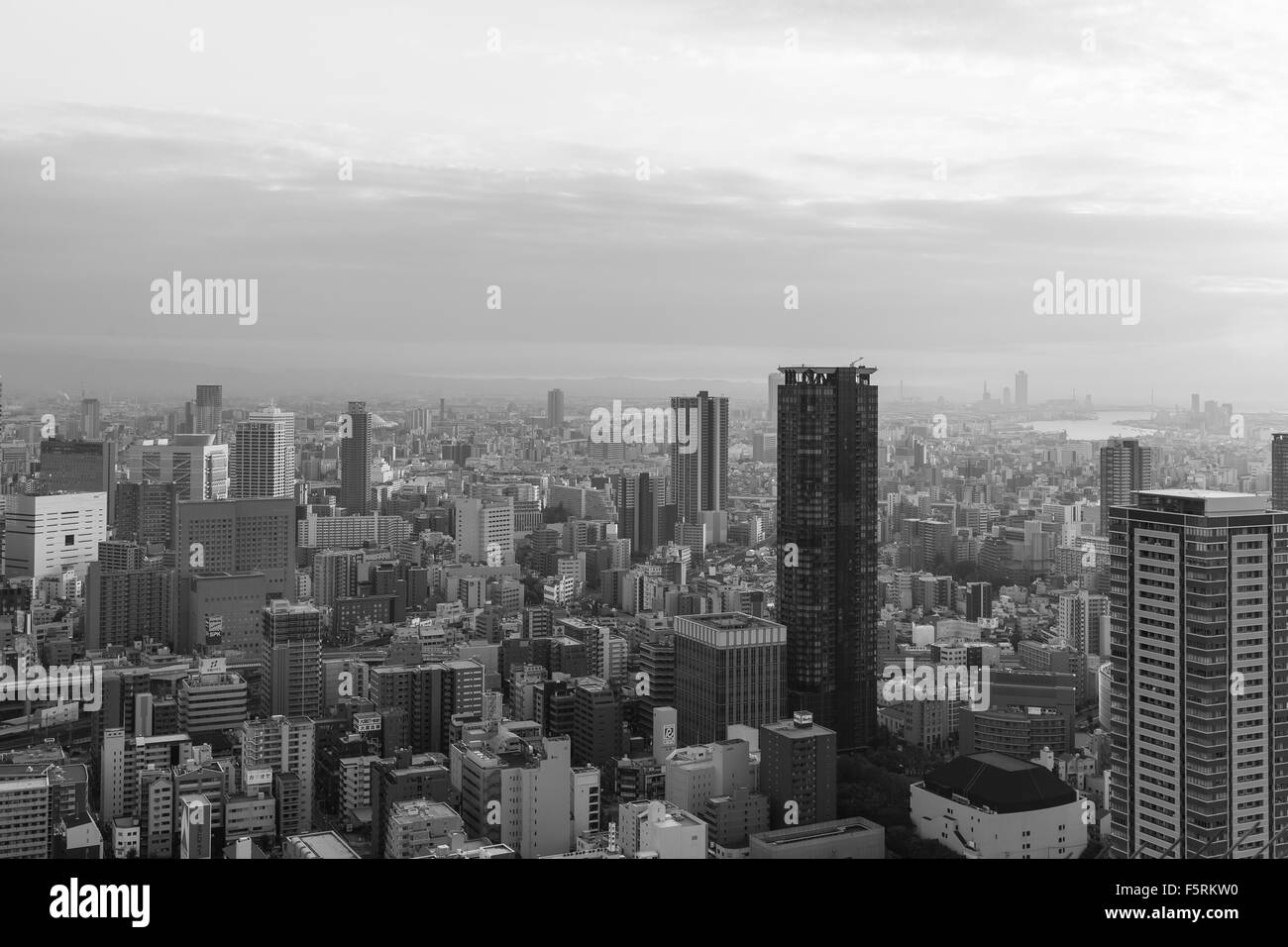Osaka Skyline. Schwarz & weiß Blick von der schwimmende Garten Sternwarte Umeda Sky Building Stockfoto