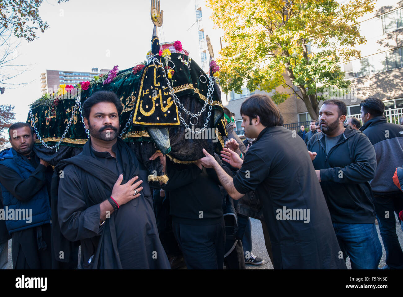 Jersey City, USA. 8. November 2015. Muharram Teilnehmer ergreift die Bedeckung der Kafan. Shia Moslems versammelten sich in Jersey City an das Martyrium von Hussein ibn Ali, der Enkel des Propheten Muhammad, durch die Teilnahme an einer Muharram-Prozession von Exchange Place zum Rathaus an der Montgomery Street. Bildnachweis: Albin Lohr-Jones/Pacific Press/Alamy Live-Nachrichten Stockfoto