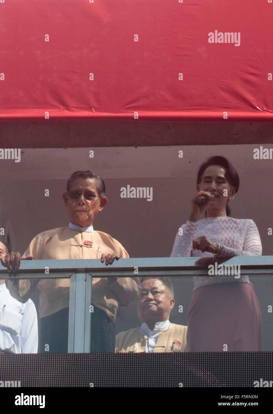 Yangon, Myanmar. 9. November 2015. Demokratie-Symbol Aung San Suu Kyi hält eine Rede an Unterstützer am Sitz der Nationalliga für Demokratie-Partei in Yangon, Myanmar, 9. November 2015. Suu Kyi sagte "Du weißt schon die Ergebnisse" Anspielungen auf einen Erdrutschsieg bei den historischen Wahlen in Myanmar. Bildnachweis: Arthur Jones Dionio/Alamy Live-Nachrichten Stockfoto
