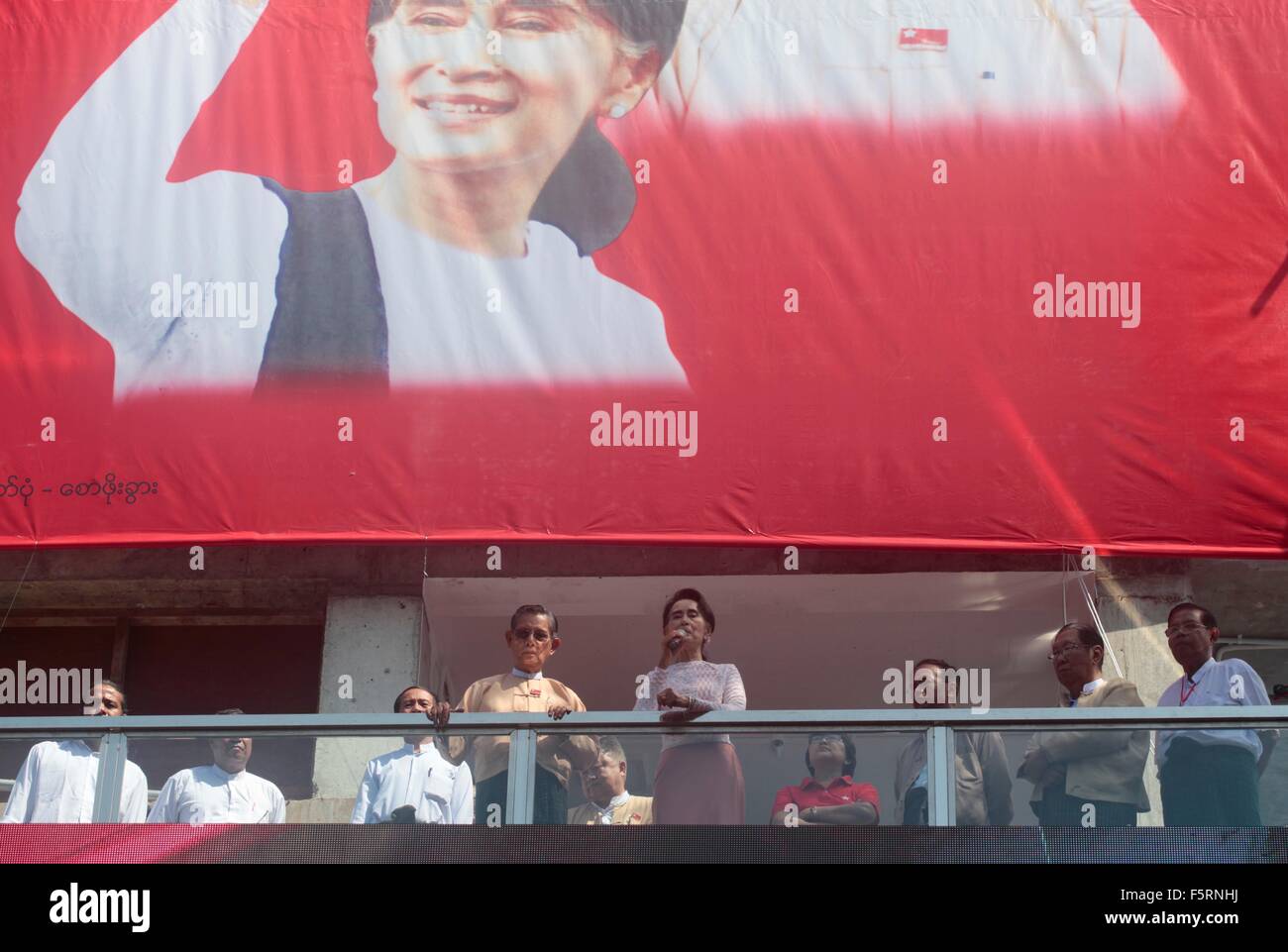 Yangon, Myanmar. 9. November 2015. Demokratie-Symbol Aung San Suu Kyi hält eine Rede an Unterstützer am Sitz der Nationalliga für Demokratie-Partei in Yangon, Myanmar, 9. November 2015. Suu Kyi sagte "Du weißt schon die Ergebnisse" Anspielungen auf einen Erdrutschsieg bei den historischen Wahlen in Myanmar. Bildnachweis: Arthur Jones Dionio/Alamy Live-Nachrichten Stockfoto