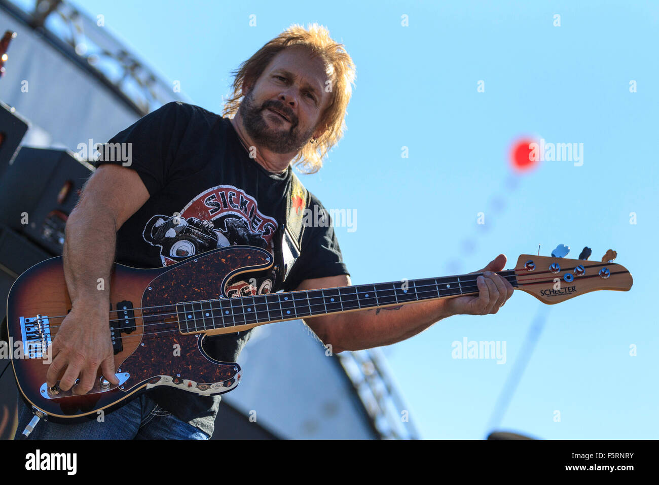 Fort Worth, Texas, USA. 8. November 2015. Sammy Hagar und Michael Anthony, Jason Bonham & Vic Johnson mit Kreis führt während Sprint Cup Serie AAA Texas 500 auf dem Texas Motor Speedway in Fort Worth, Texas. JP Weber/Cal Sport Media/Alamy Live-Nachrichten Stockfoto