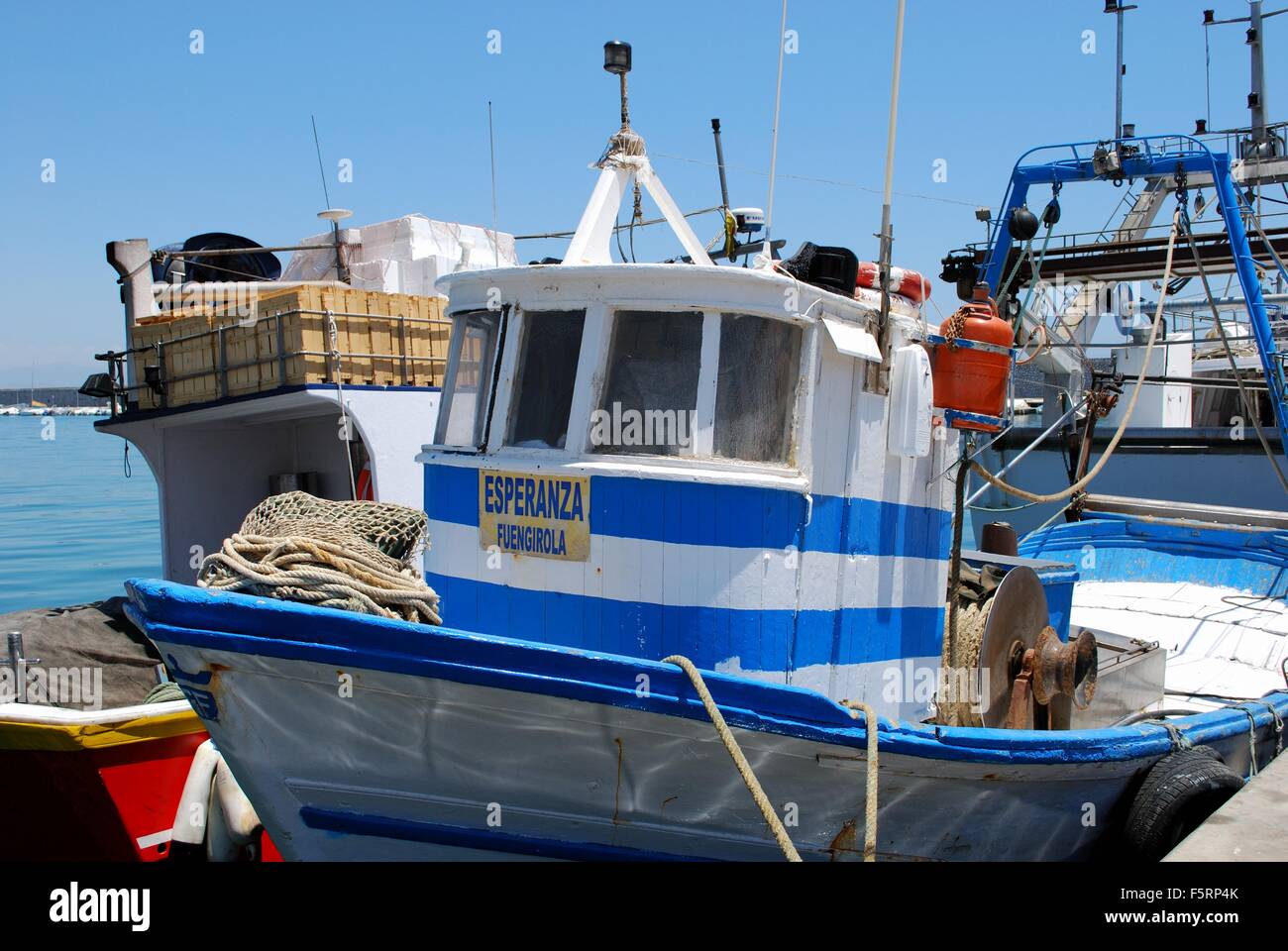 Traditionelle Fischerboote in den Hafen von Fuengirola, Provinz Malaga, Andalusien, Spanien, Westeuropa. Stockfoto