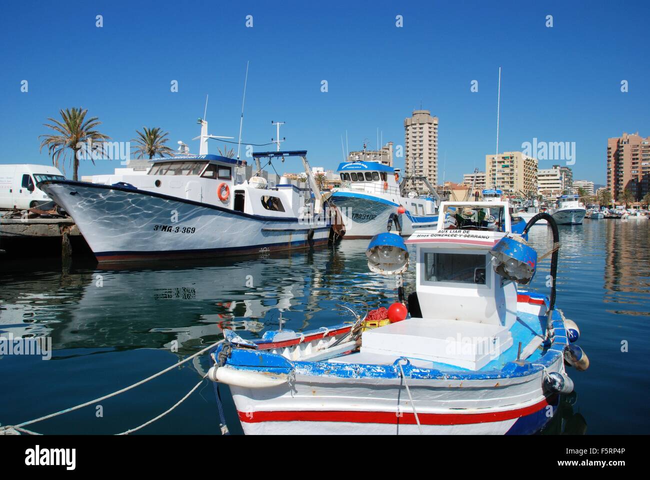 Traditionelle Fischerboote und Fischkutter in den Hafen von Fuengirola, Provinz Malaga, Andalusien, Spanien, Westeuropa. Stockfoto