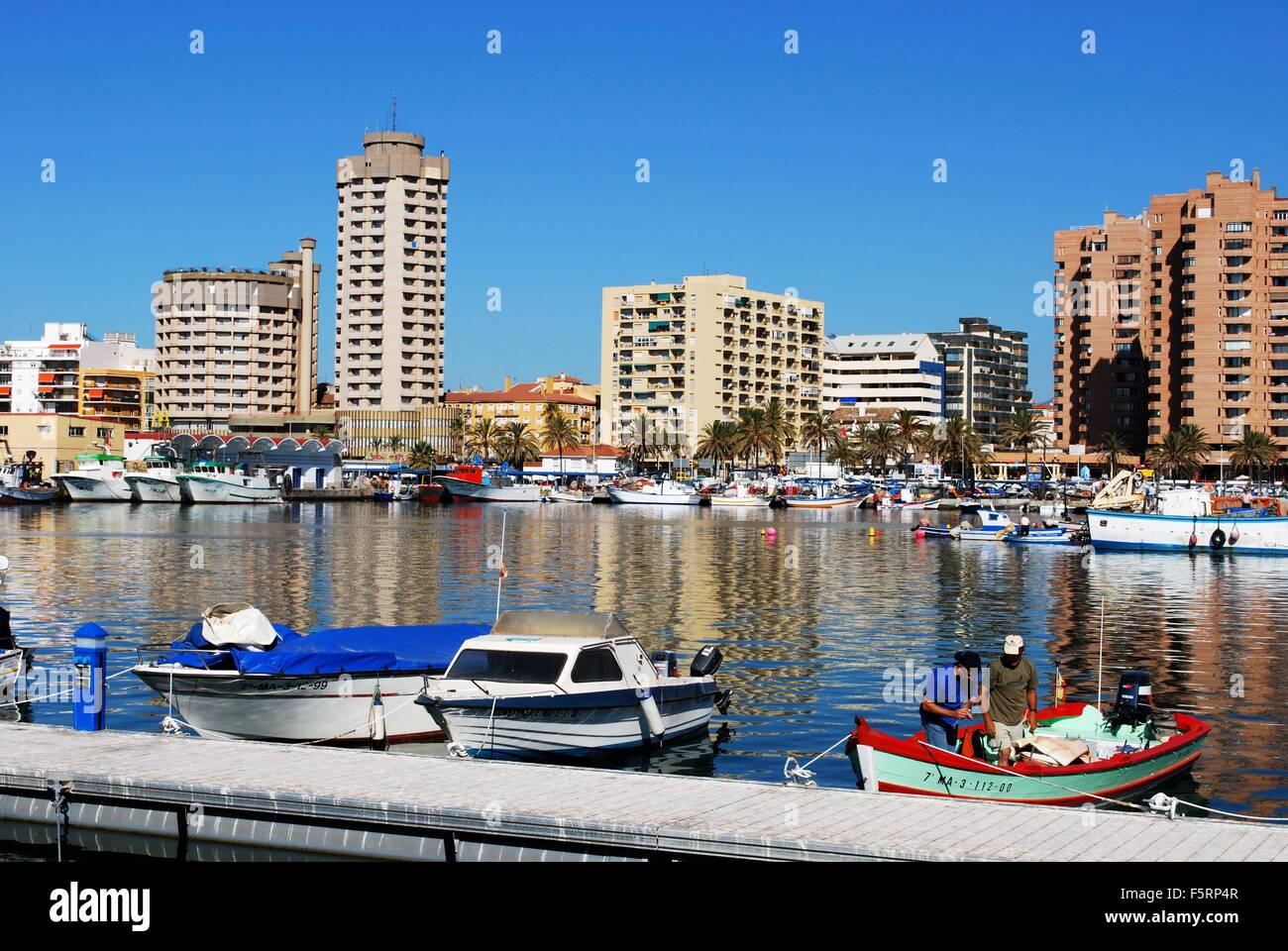 Traditionelle Fischerboote und Fischkutter in den Hafen von Fuengirola, Provinz Malaga, Andalusien, Spanien, Westeuropa. Stockfoto