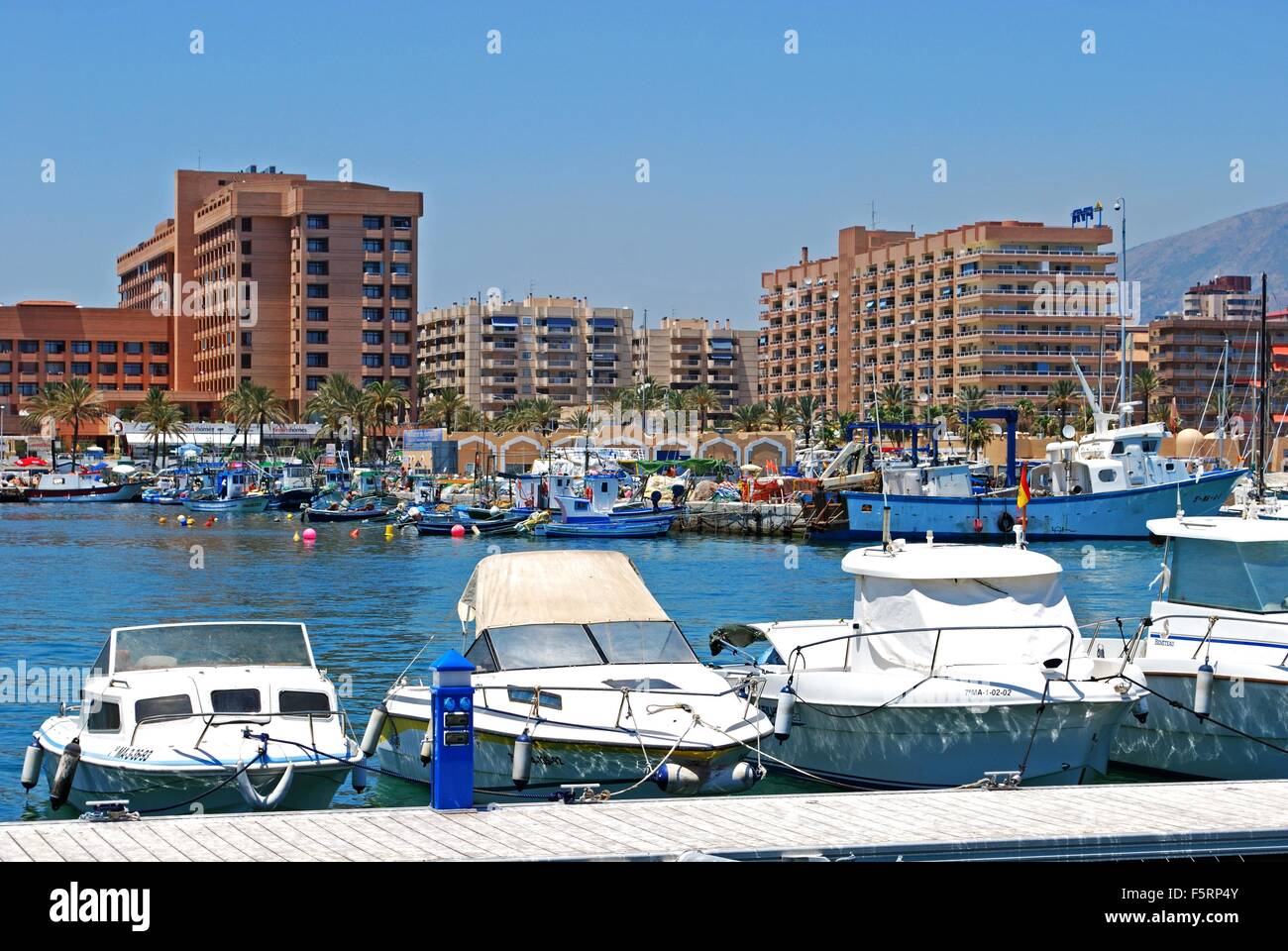 Traditionelle Fischerboote und Fischkutter in den Hafen von Fuengirola, Provinz Malaga, Andalusien, Spanien, Westeuropa. Stockfoto
