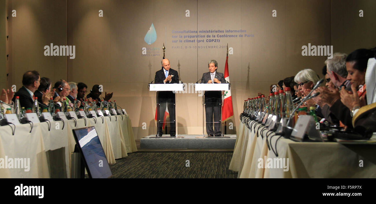 Paris, Frankreich. 8. November 2015. Befassen Sie der französische Außenminister und COP 21 Präsident Laurent Fabius (hinten, L) und Umweltminister von Peru und COP20 Präsident Manuel Pulgar-Vidal(back, R), sich ein Treffen der Außen- und Umweltminister den Weg bereiten für das Klima Konferenz der abschließenden Verhandlungen, in Paris, Frankreich, 8. November 2015. Frankreich Gastgeber die Klimakonferenz in Paris (COP21) im Dezember, wo Beamte wollen eine globale und verbindliche Vereinbarung zur Begrenzung der Erderwärmung auf zwei Grad Celsius zu finden. © Zhang Xuefei/Xinhua/Alamy Live-Nachrichten Stockfoto