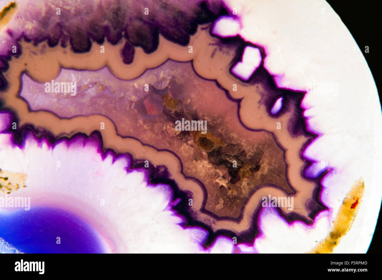 Afrikanische Onyx Achat Mineral Stein in Studioumgebung Stockfoto