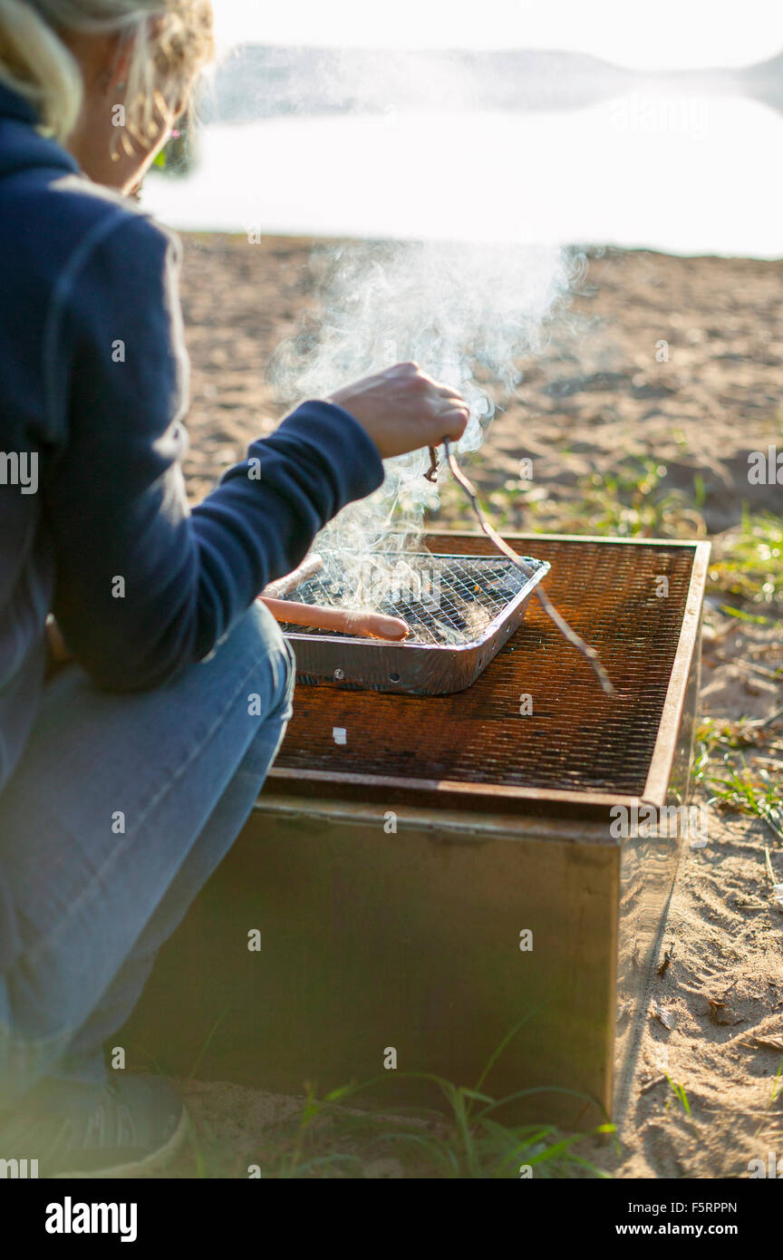 Schweden, Vastergotland, Lerum, Frau Kochen See Stockfoto