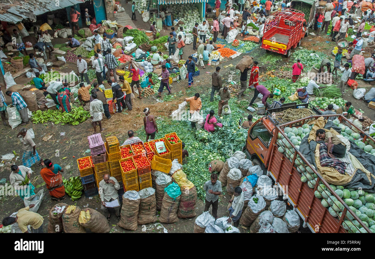 BANGALORE, Indien - 27. Mai 2014: Luftaufnahme des überfüllten Stadt Marktes, verkaufen Händler Gemüse, Fahrzeuge bewegen sich durch die Krähe Stockfoto