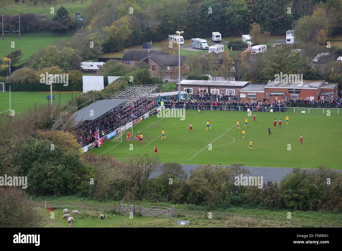 Danny Mills Partituren Whitehawk erstes Tor während des FA-Cup-Spiels zwischen Whitehawk und Lincoln City am Boden im Whitehawk eingeschlossen. 8. November 2015. James Boardman / Tele Bilder + 44 7967 642437 Stockfoto