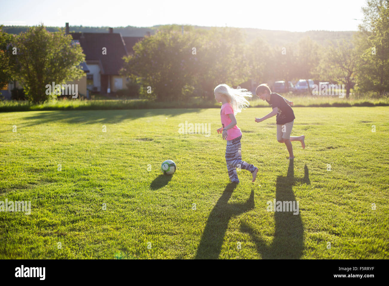 Schweden, Närke, Garphyttan, (1011) Mädchen und jungen (1213) Fußball