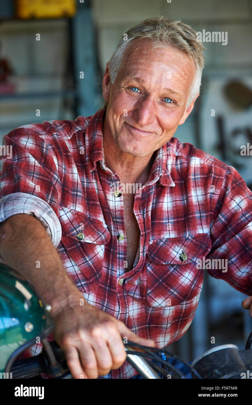 Porträt von einem reifen Alter Mann mit seinem Motorrad. Stockfoto